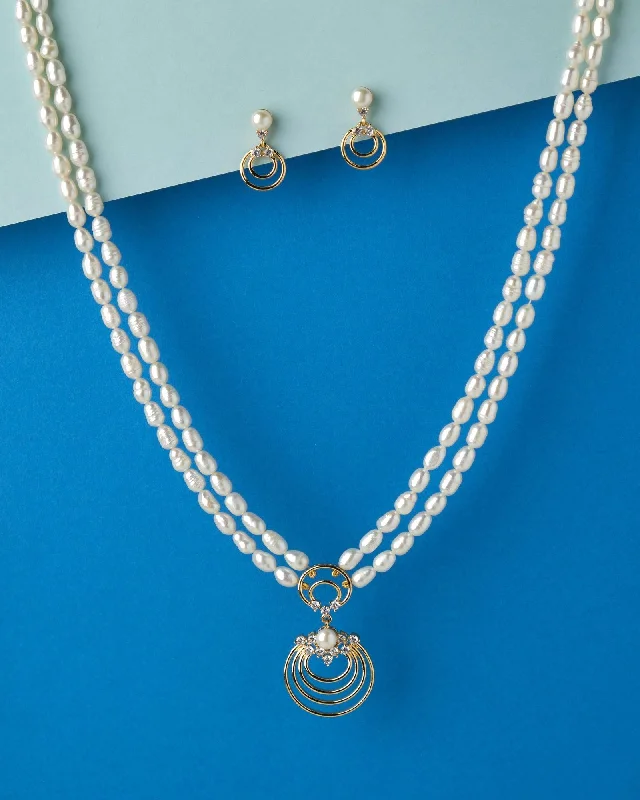 layered chain necklaces outfitsThe Evelynn White Pearl Necklace Set