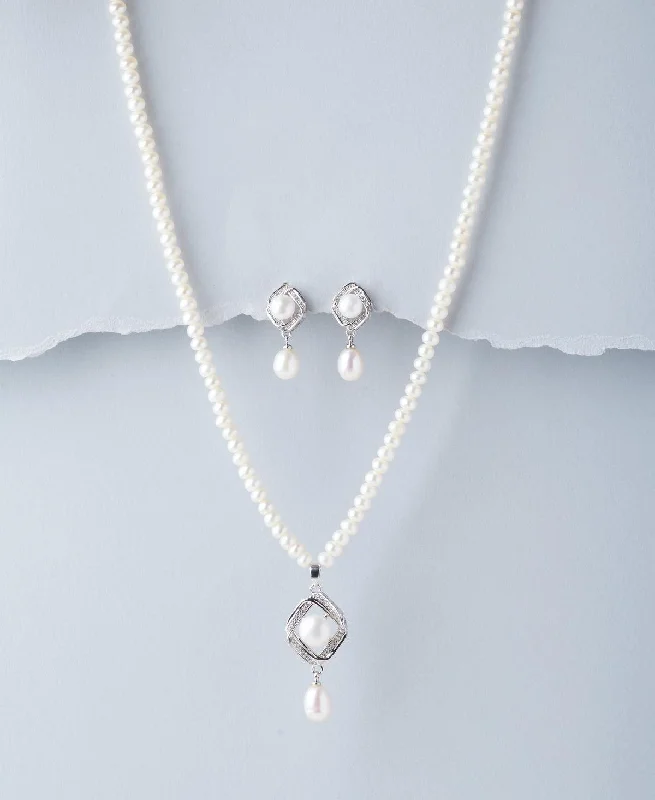 modern chain necklaces for girlsTrendy Pearl Necklace Set