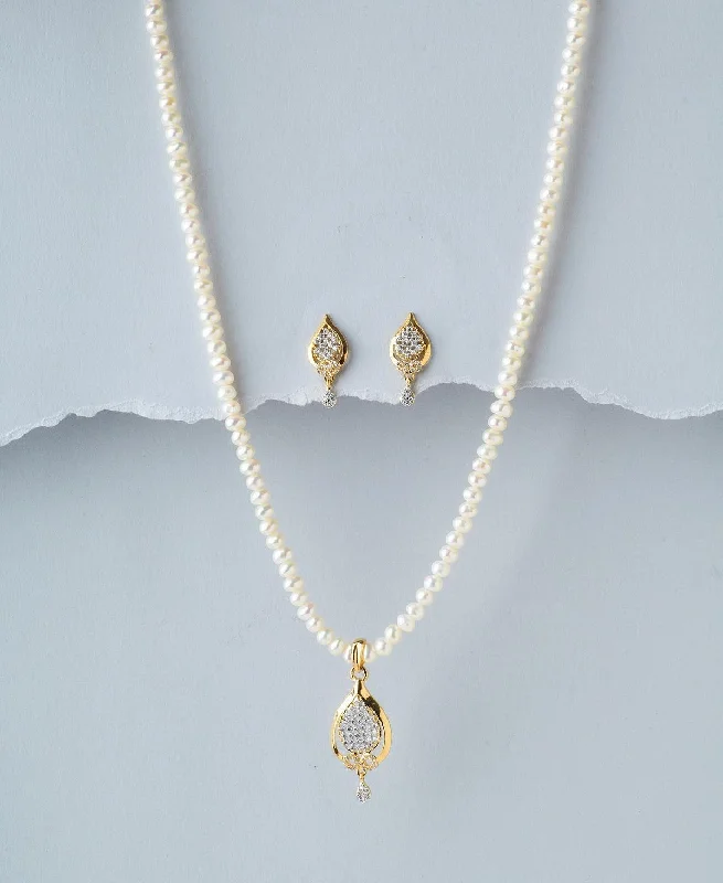 delicate chain necklaces charmTrendy Pearl Necklace Set